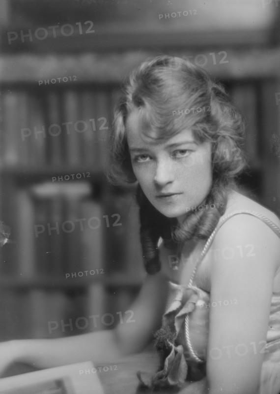 Glover, Marian, Miss, portrait photograph, 1917 Nov. 3. Creator: Arnold Genthe.