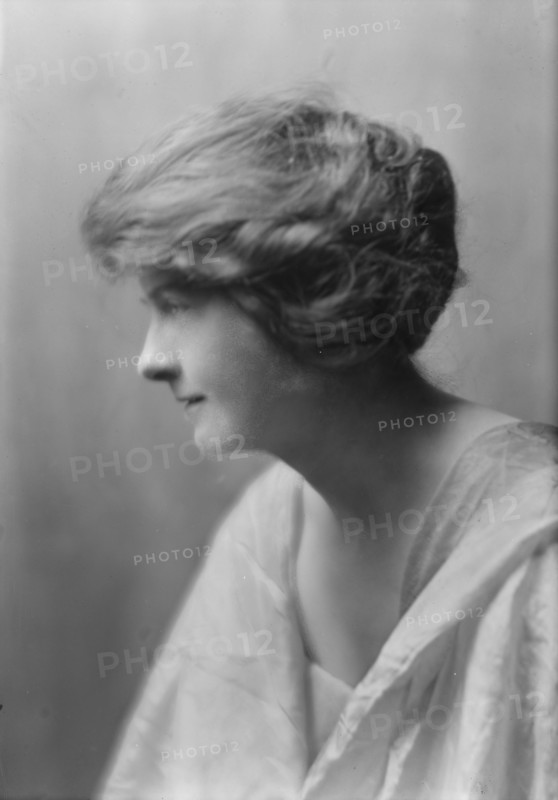Goode, Blanche, Miss, portrait photograph, 1914 or 1915. Creator: Arnold Genthe.