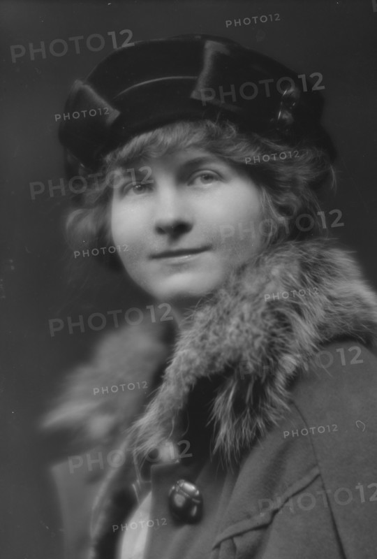 Goode, Blanche, Miss, portrait photograph, 1914 or 1915. Creator: Arnold Genthe.