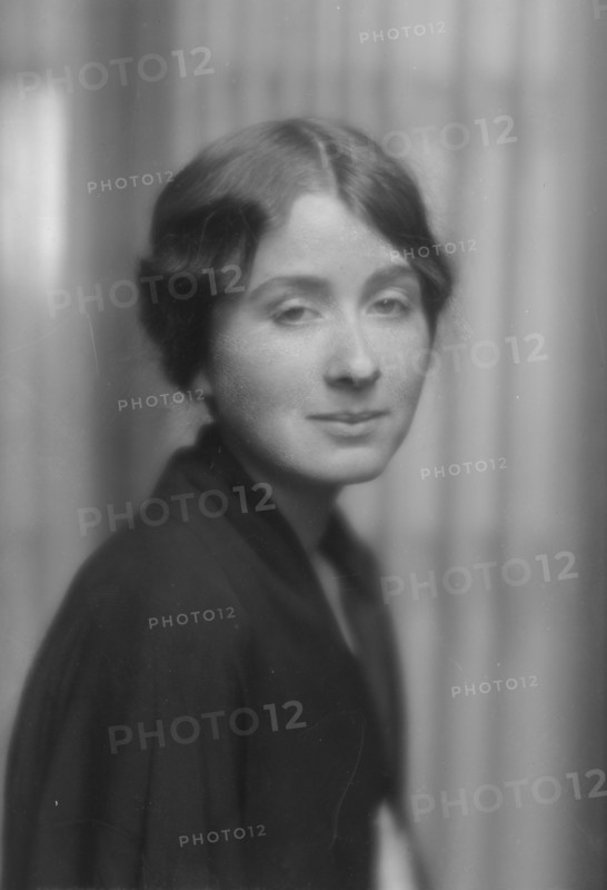 Gordon, Suzette, Miss, portrait photograph, 1915 Sept. 27. Creator: Arnold Genthe.