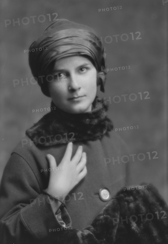 Graham, Dorothy, Miss, portrait photograph, 1914 Sept. 30. Creator: Arnold Genthe.