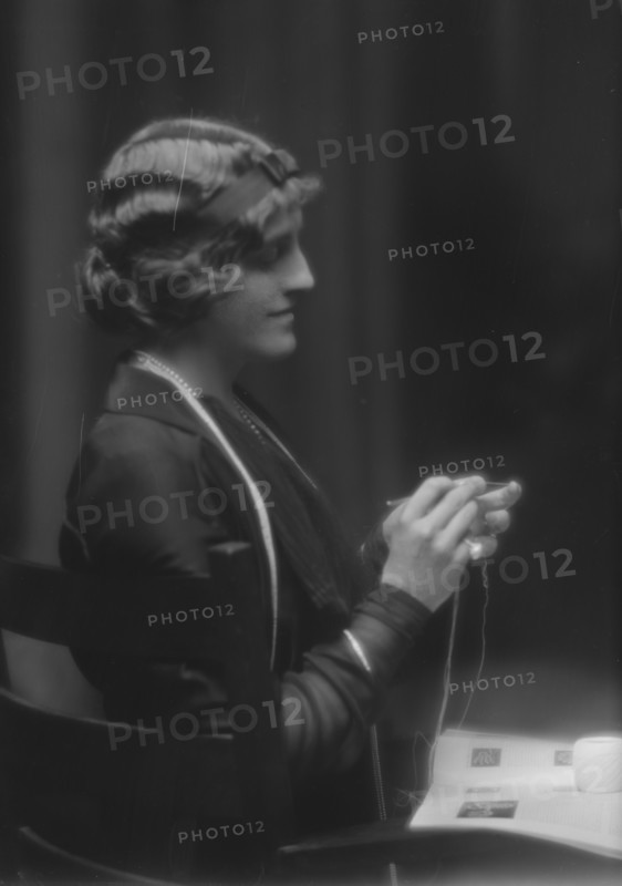 Graves, L.W., Mrs., portrait photograph, 1913. Creator: Arnold Genthe.