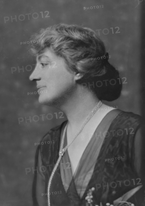 Griggs, Maitland, Mrs., portrait photograph, 1915. Creator: Arnold Genthe.