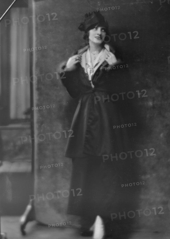 Guntar, Aida, Miss, portrait photograph, 1915 Dec. or 1916 Jan. Creator: Arnold Genthe.