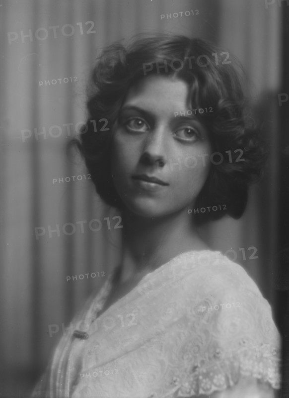 Hadden, Edith, portrait photograph, 1913. Creator: Arnold Genthe.