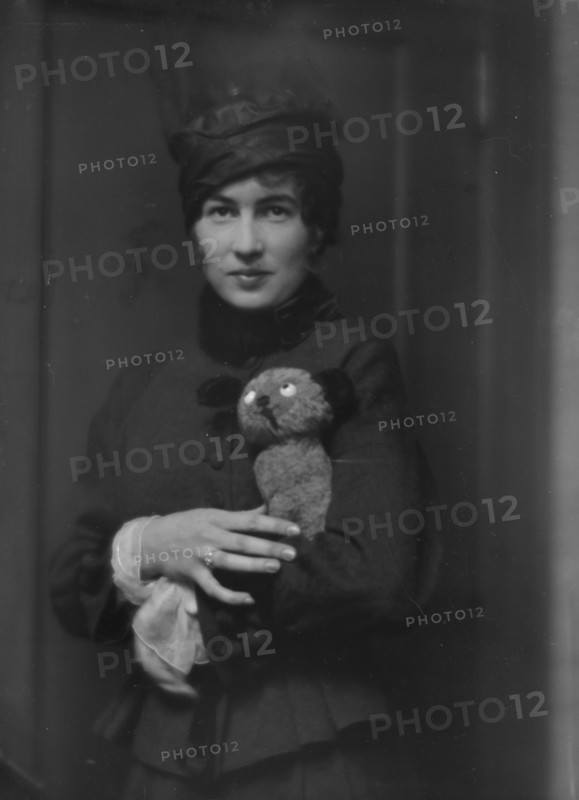 Hamilton, Helen, Miss, portrait photograph, ca. 1913. Creator: Arnold Genthe.