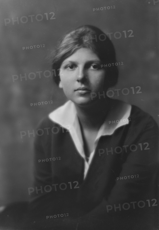 Hanna, Elizabeth, Miss (daughter of Mrs. L.D. Pelton), portrait photograph, 1917 Oct. 1. Creator: Arnold Genthe.