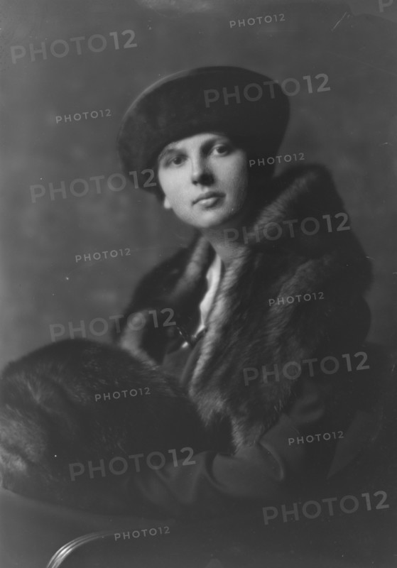 Hanna, Elizabeth, Miss (daughter of Mrs. L.D. Pelton), portrait photograph, 1917 Oct. 1. Creator: Arnold Genthe.