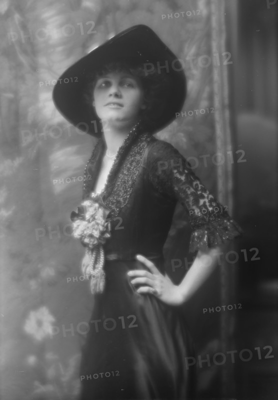 Hegger, Grace Livingston, Miss, portrait photograph, 1913. Creator: Arnold Genthe.