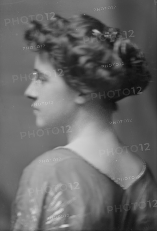 Heroy, Elizabeth, Miss, portrait photograph, 1915 Feb. 18. Creator: Arnold Genthe.