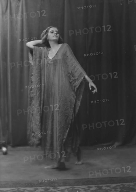 Herundean, Helen, Miss, portrait photograph, 1916 Oct. 12. Creator: Arnold Genthe.