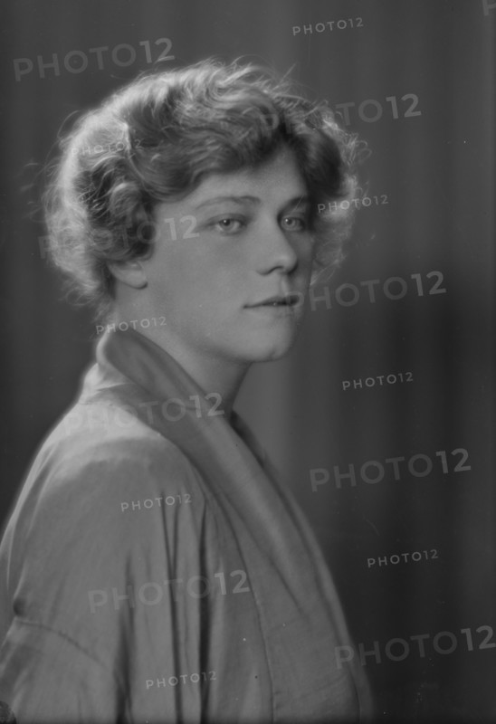 Hollingsworth, Peggy, Miss, portrait photograph, 1914 July 1. Creator: Arnold Genthe.