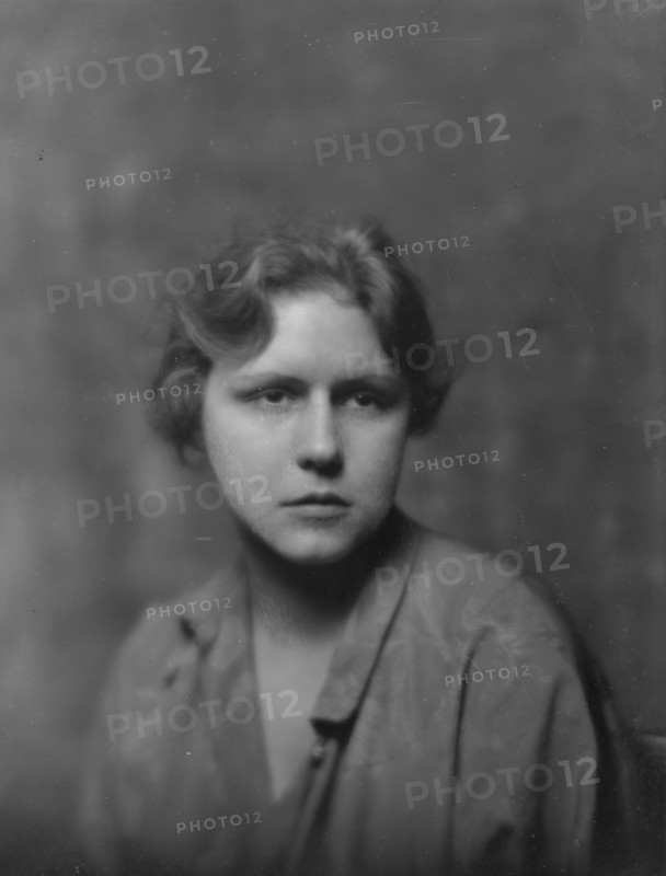 Hunter, Charlotte, Miss, portrait photograph, 1916 or 1917. Creator: Arnold Genthe.