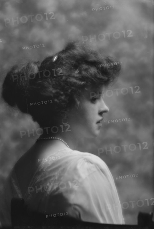Ingalls, Gladys, Miss, portrait photograph, 1912 May 15. Creator: Arnold Genthe.