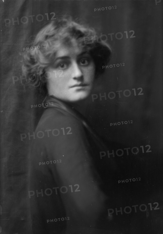 Johns, Miss, portrait photograph, 1913. Creator: Arnold Genthe.