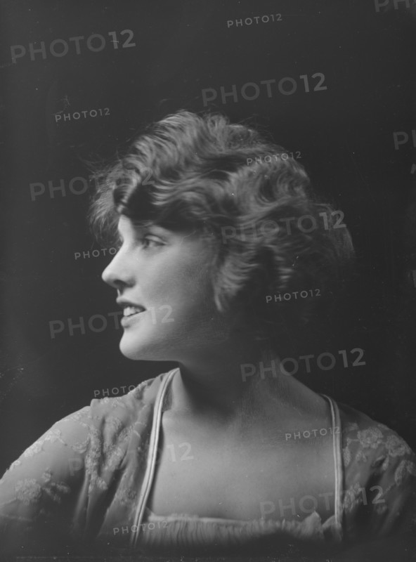 Johnston, Justine, Miss, portrait photograph, not before 1917. Creator: Arnold Genthe.