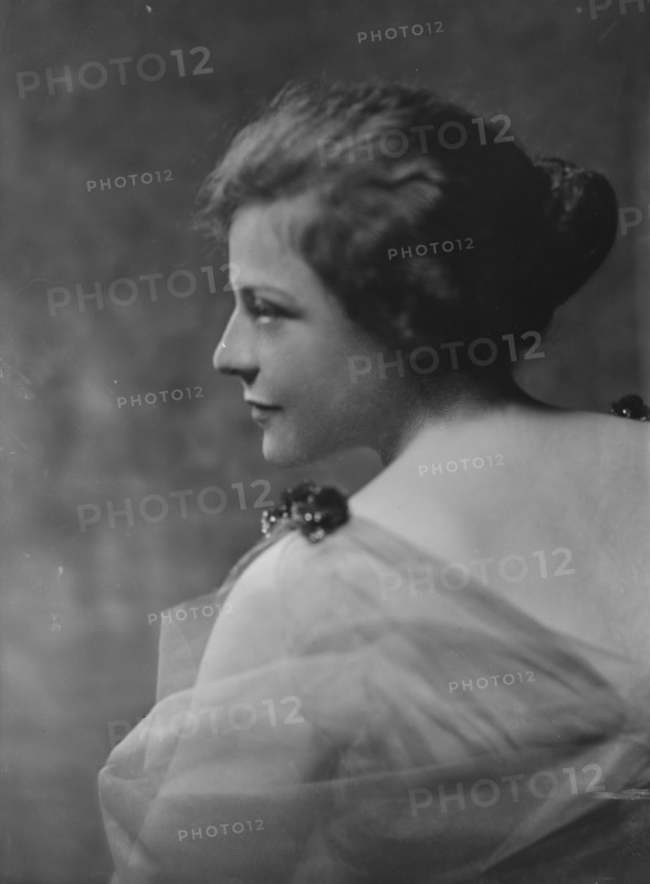 Joseph, B., Miss, portrait photograph, 1915 Dec. or 1916 Jan. Creator: Arnold Genthe.