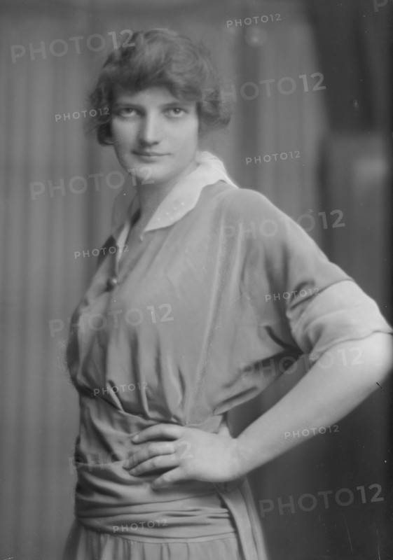 Joy, Marjorie, Miss, portrait photograph, 1915 May 26. Creator: Arnold Genthe.