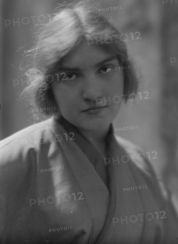 Kelly, Madeleine, Miss, portrait photograph, 1914 May 15. Creator: Arnold Genthe.