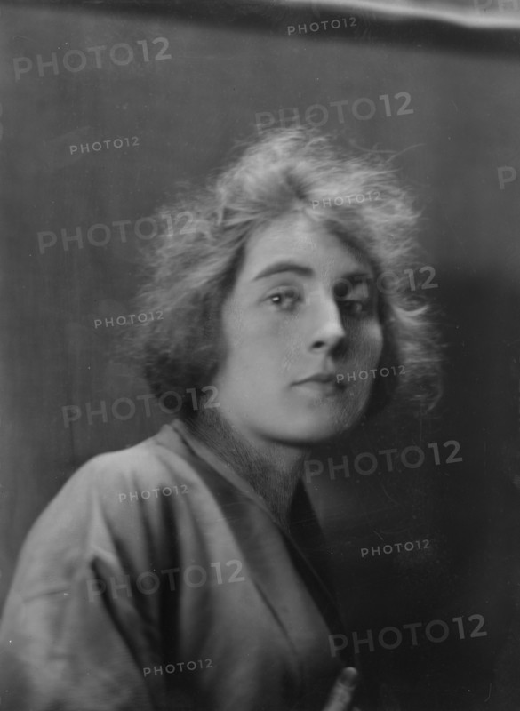 Kelly, Olive, Miss, portrait photograph, 1917. Creator: Arnold Genthe.