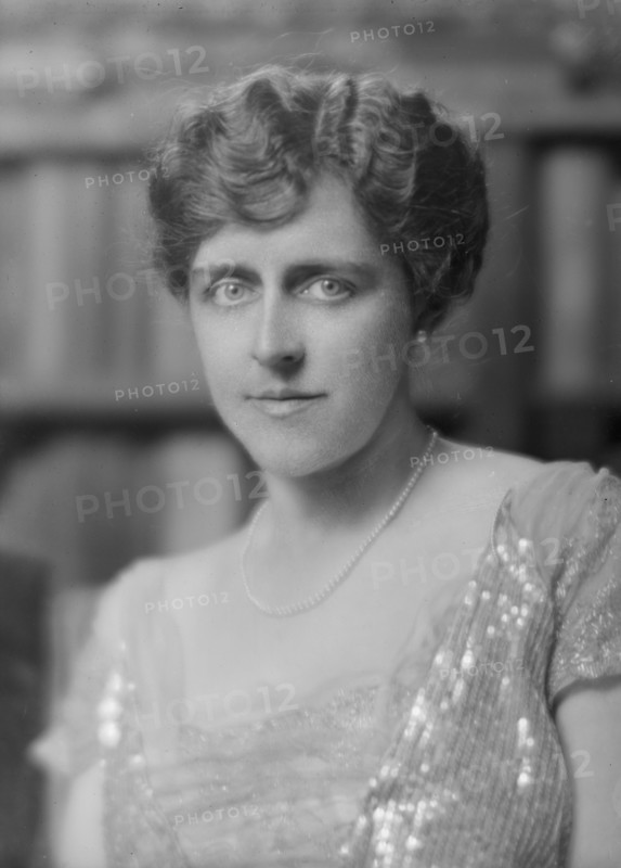 Kelly, R.M., Jr., Mrs., portrait photograph, 1916 Apr. 20. Creator: Arnold Genthe.