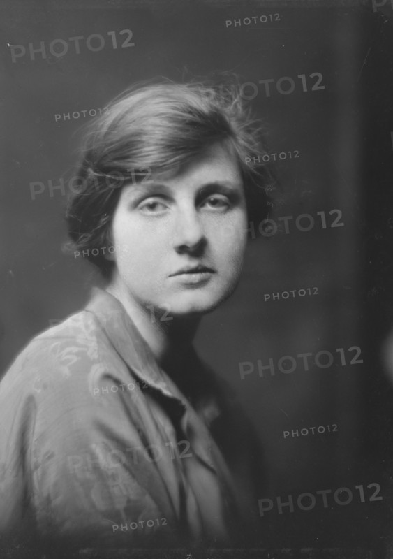 Kemp, Mary Pyne, portrait photograph, between 1916 and 1918. Creator: Arnold Genthe.