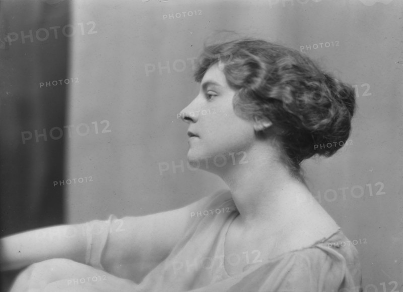 Kleber, Pauline, Miss, portrait photograph, 1916 Mar. Creator: Arnold Genthe.