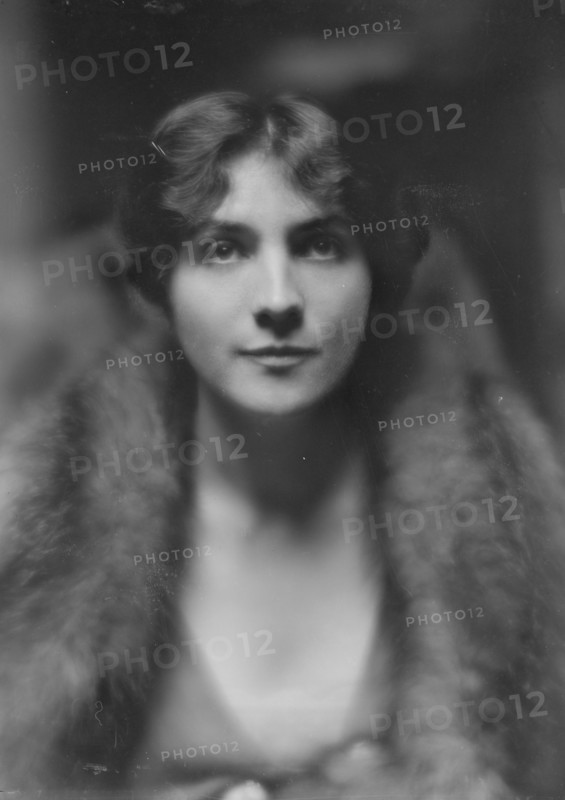 Kline, G.L., Mrs., portrait photograph, 1917 May 21. Creator: Arnold Genthe.