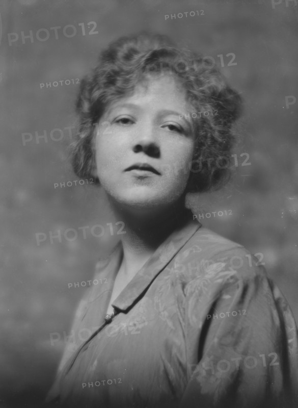 Knoedler, L., Miss, portrait photograph, 1916 or 1917. Creator: Arnold Genthe.