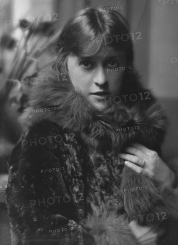Knox, P.C., Jr., Mrs., portrait photograph, 1915 Feb. 28. Creator: Arnold Genthe.
