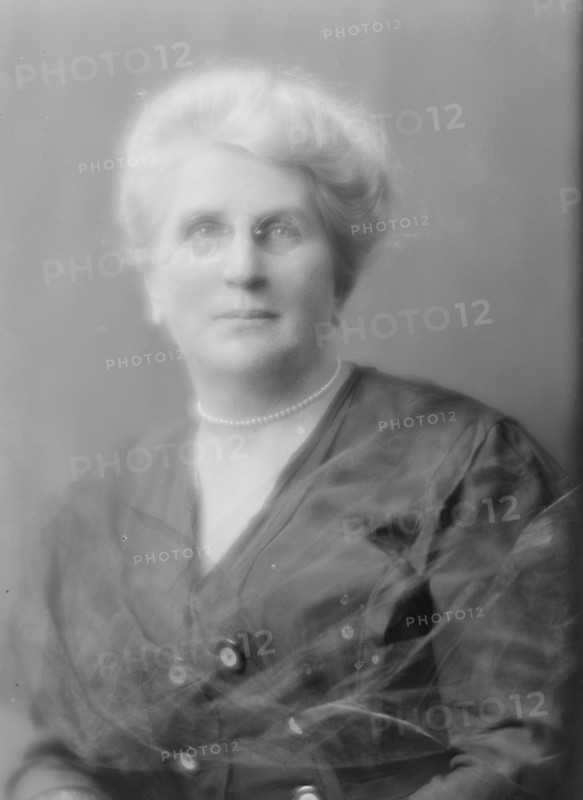 Lansdowne, H.B., Mrs., portrait photograph, 1914 Aug. 31. Creator: Arnold Genthe.