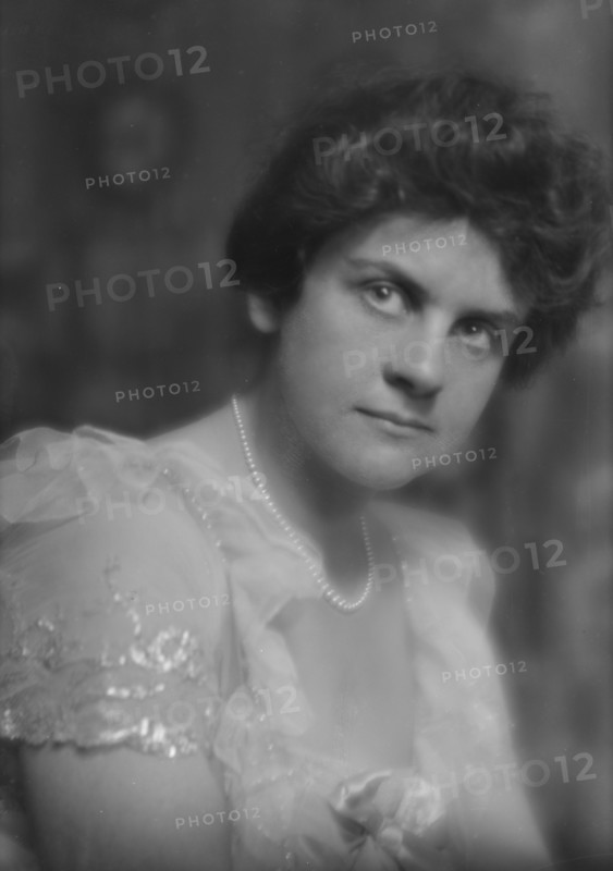 Lapham, E., Miss, portrait photograph, 1915 Feb. 16. Creator: Arnold Genthe.