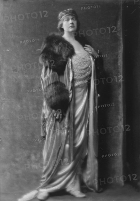 Lawton, Mary, Miss, portrait photograph, 1915. Creator: Arnold Genthe.