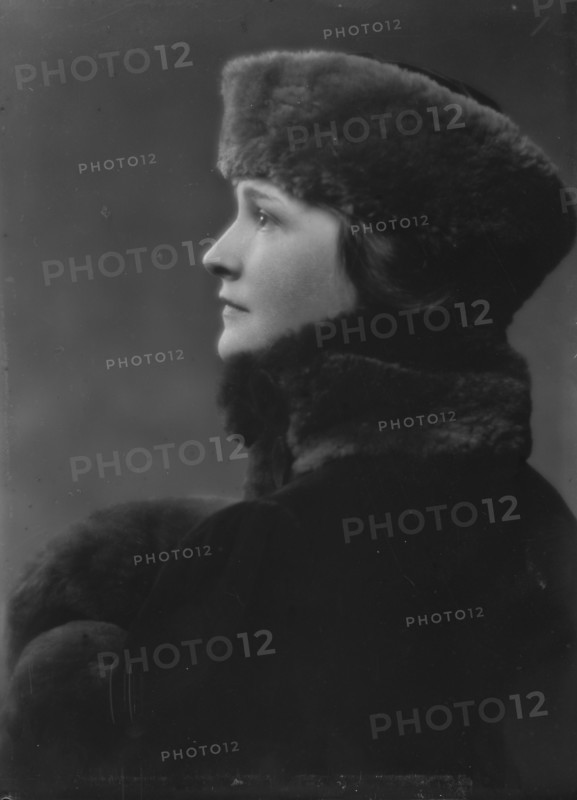 Lewisohn, Walter, Mrs., portrait photograph, 1915 Dec. 21. Creator: Arnold Genthe.