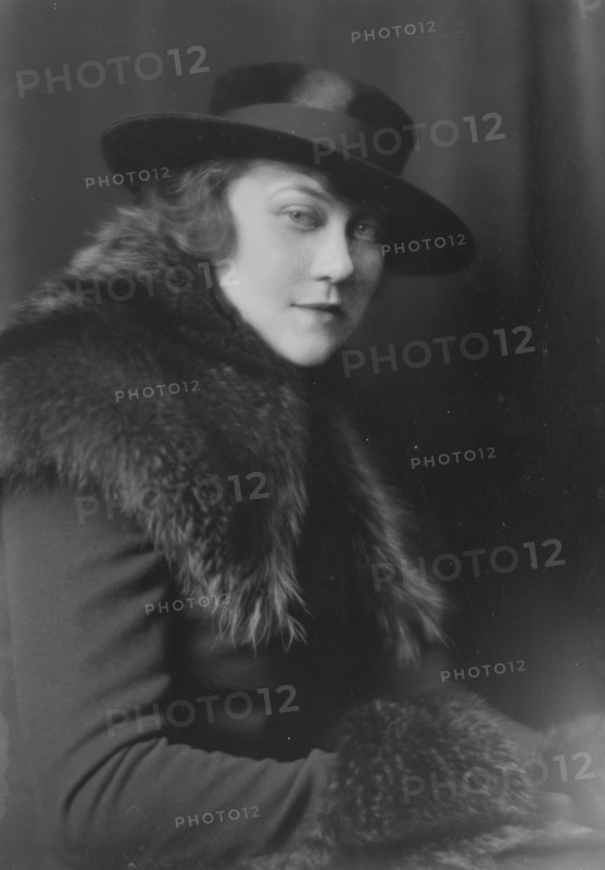 Lilander, Miss, portrait photograph, 1916. Creator: Arnold Genthe.