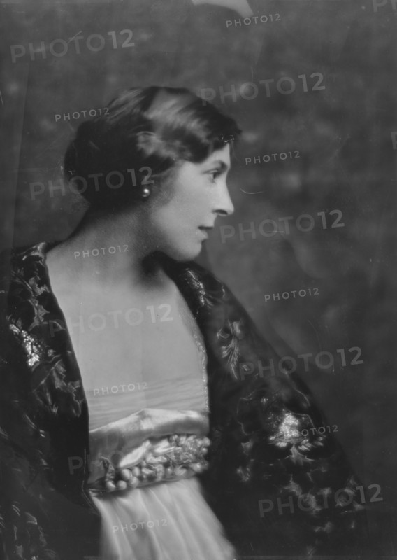 Lindahl, A., Miss, portrait photograph, 1915 Sept. 22. Creator: Arnold Genthe.