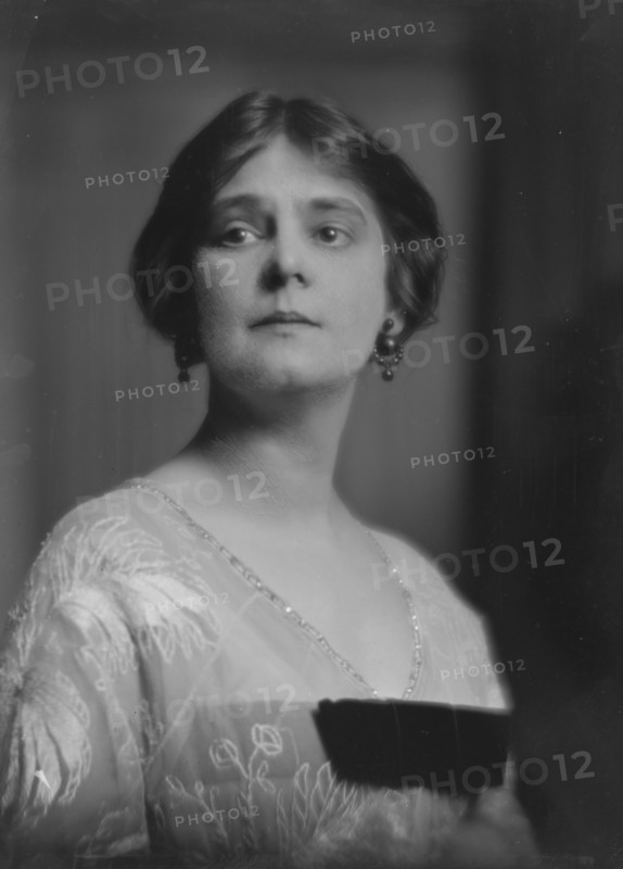 Llewellyn, Miss, portrait photograph, 1916 Jan. 3. Creator: Arnold Genthe.