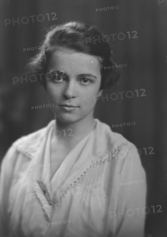 Lockwood, F., Miss, portrait photograph, 1916. Creator: Arnold Genthe.