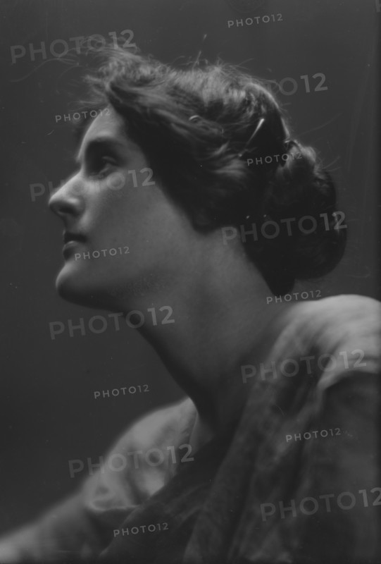 Loos, Helen, Miss, portrait photograph, 1914 Mar. 6. Creator: Arnold Genthe.
