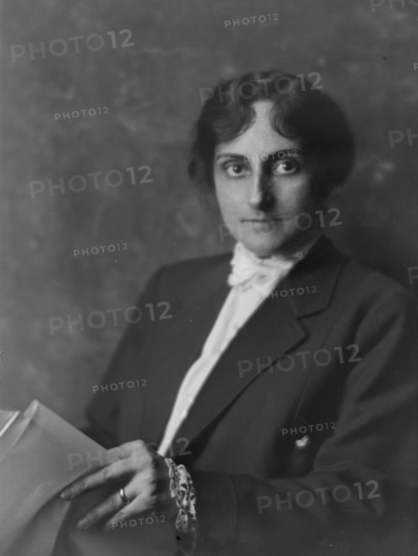 Mahoney, William, Mrs., portrait photograph, 1916. Creator: Arnold Genthe.