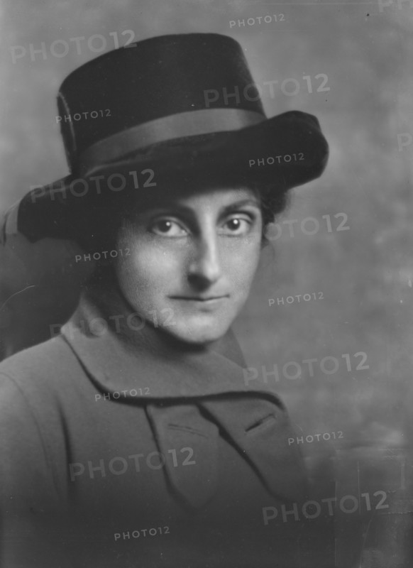 Mahoney, William, Mrs., portrait photograph, not before 1916. Creator: Arnold Genthe.