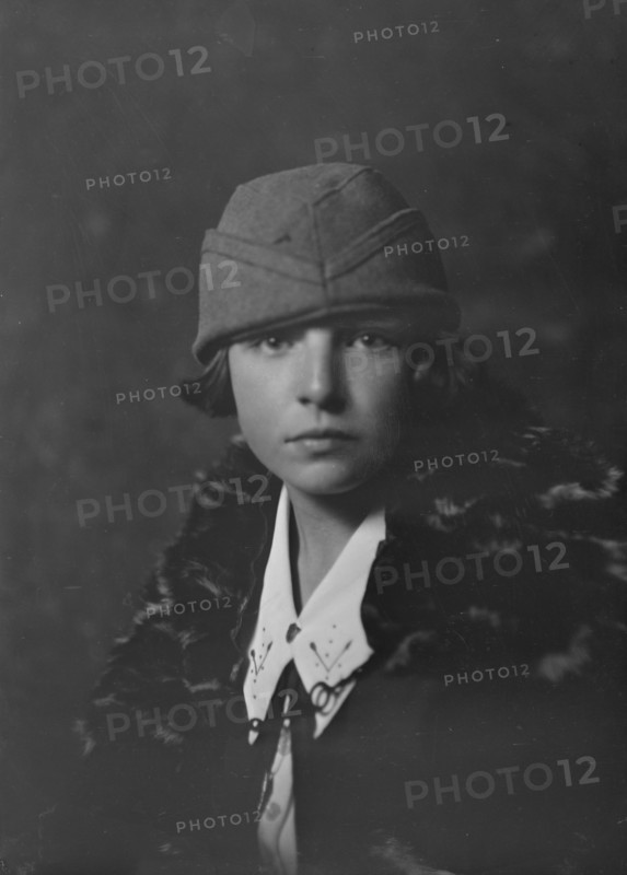 Mandelkern, Miss, portrait photograph, not before 1916. Creator: Arnold Genthe.
