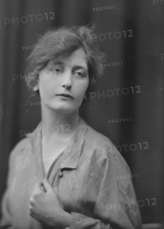 Manderkern, Miss, portrait photograph, 1916 May 20 or June 12. Creator: Arnold Genthe.