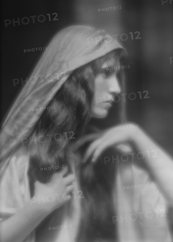Maude, Bonnie, Miss, portrait photograph, between 1912 and 1918. Creator: Arnold Genthe.