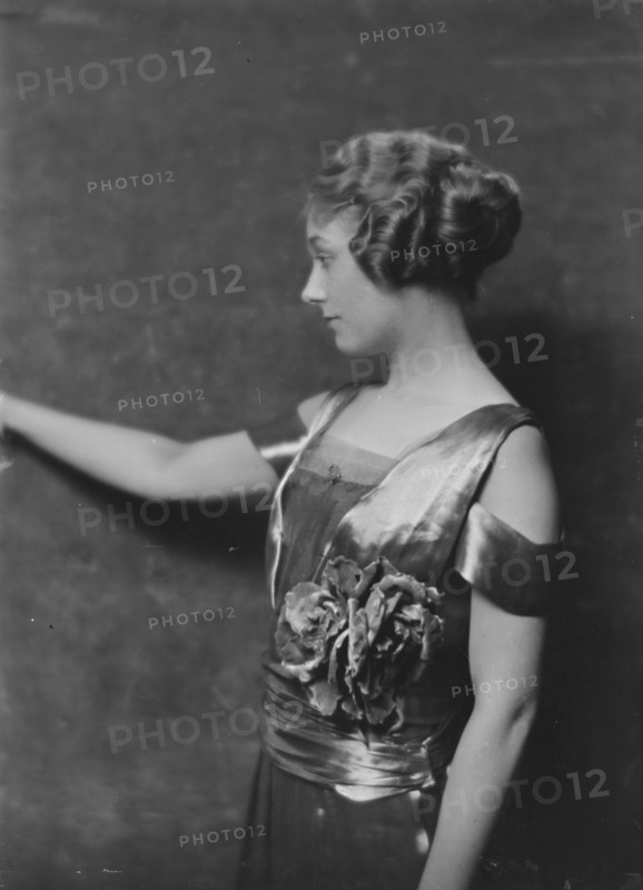 McBain, Alison, Miss, portrait photograph, 1917 Apr. 10. Creator: Arnold Genthe.