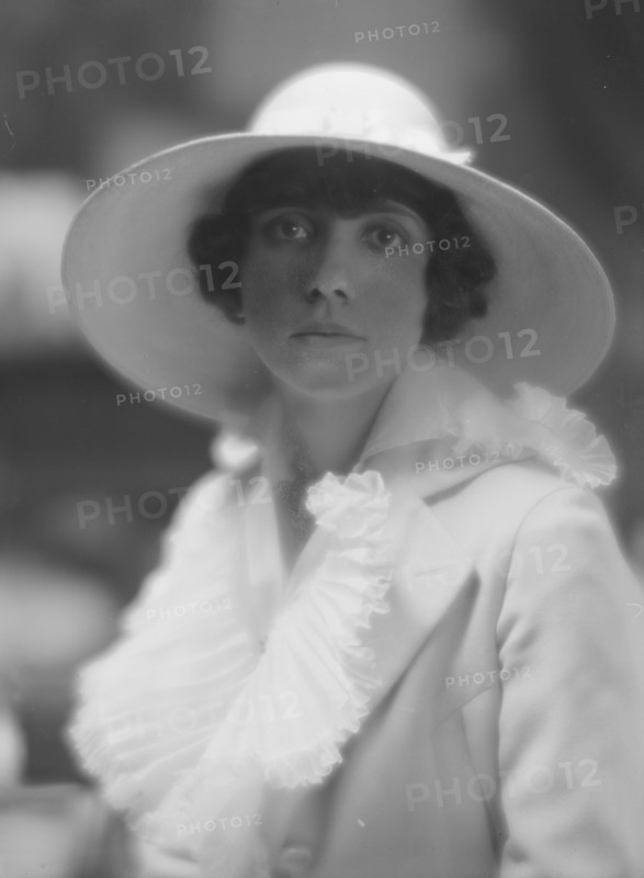 McCallum, S.M., Mrs., portrait photograph, 1916. Creator: Arnold Genthe.