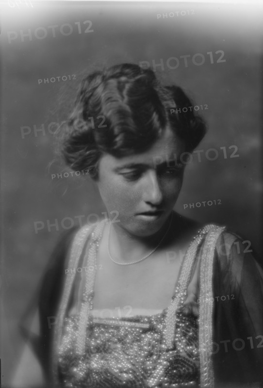 McIntosh, R.L., Miss, portrait photograph, 1915. Creator: Arnold Genthe.
