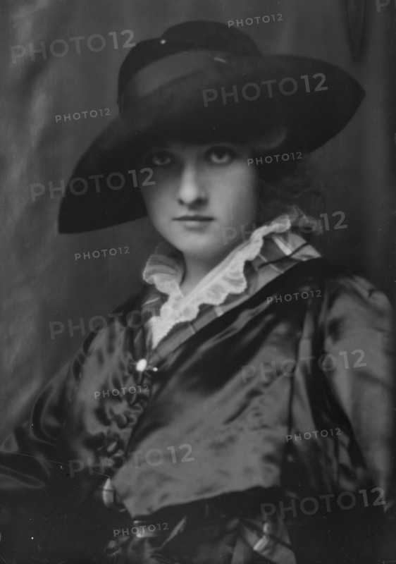 McMahon, Helen, portrait photograph, between 1913 and 1915. Creator: Arnold Genthe.