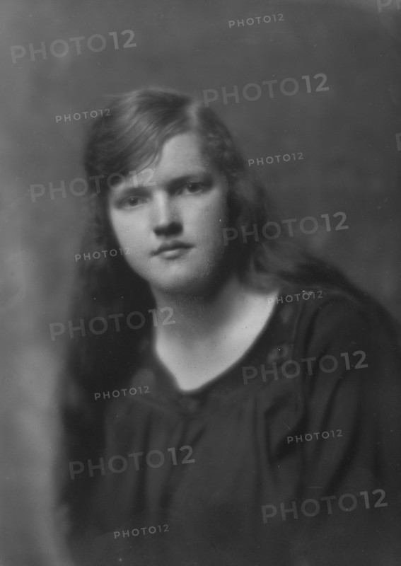 McMahon, Miss, portrait photograph, 1917 June 11. Creator: Arnold Genthe.