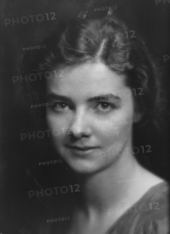 McMullen, Marion, Miss, portrait photograph, 1914 Dec. 15. Creator: Arnold Genthe.